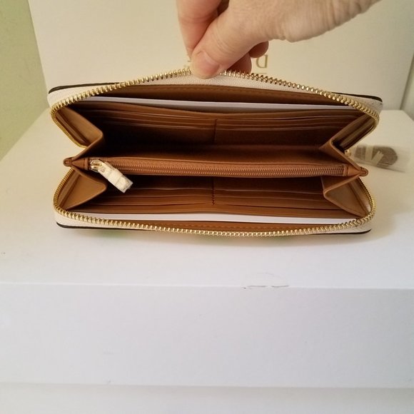 $128 *NEW* COACH Accordion Zip Wallet… - Picture 15 of 16